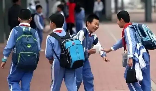 中小学生迎“头疼消息”，2024年放假时间出炉，家长看后犯愁了