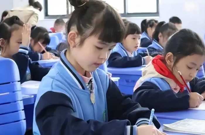 中小学生迎“头疼消息”，2024年放假时间出炉，家长看后犯愁了