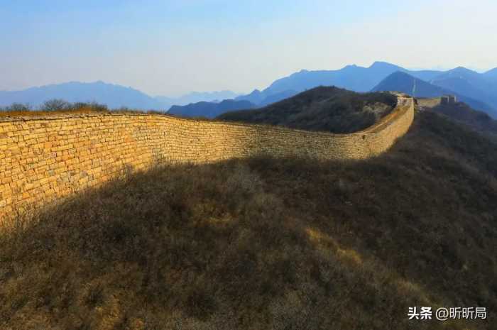 长城距今两千多年，为何从不倒塌？原来秦始皇用了一个残忍的方法