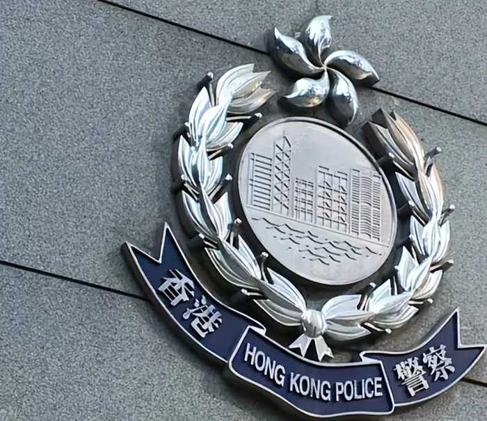 潜逃国外不自首，港警终身追捕周庭，乱港分子们被抛弃，痛斥英国