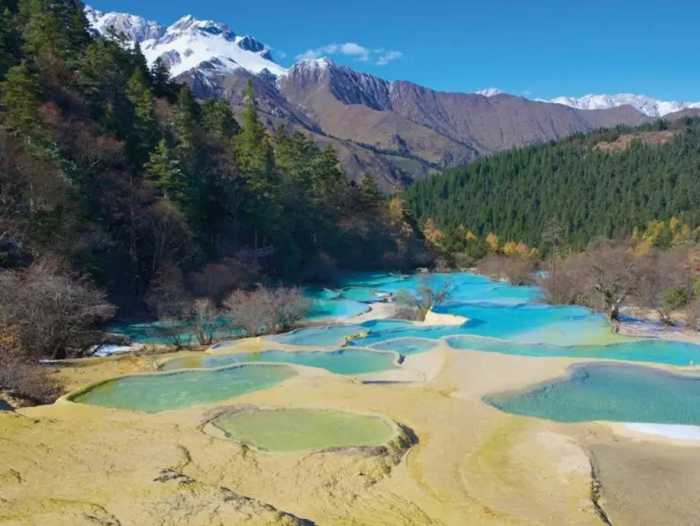 四川盆地究竟是火山口，还是陨石坑？它的经历比这两种要复杂得多