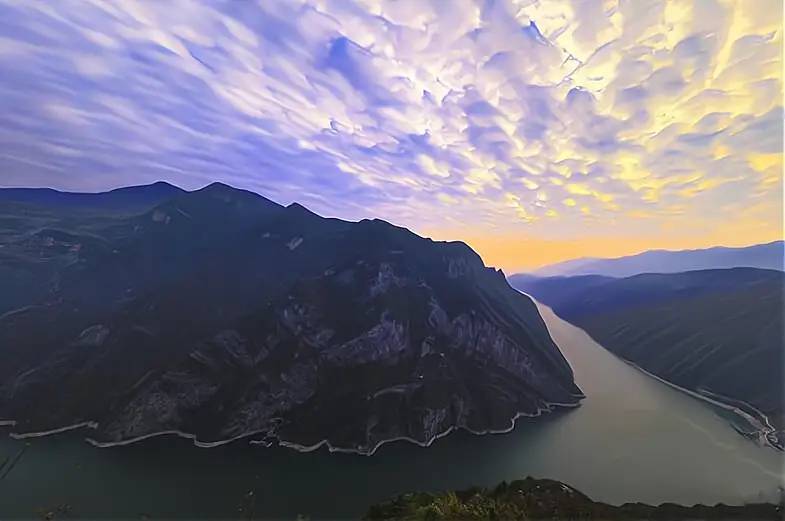 四川盆地到底是火山口，还是陨石坑？专家：它的经历非常复杂