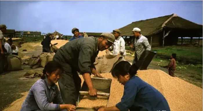 清末老照片：女子自愿脱下衣服让洋人拍摄，为的只是吃饱一顿饭