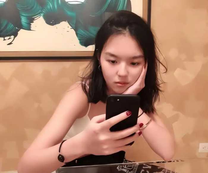 李咏女儿回国公开出道，网友直言：打哪来的回哪去 中国并不欢迎你