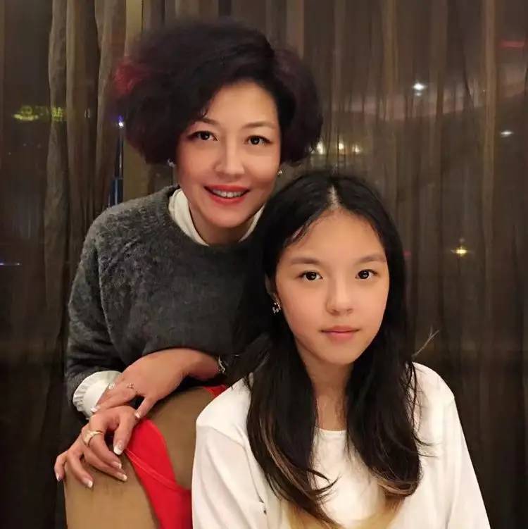 李咏女儿回国公开出道，网友直言：打哪来的回哪去 中国并不欢迎你