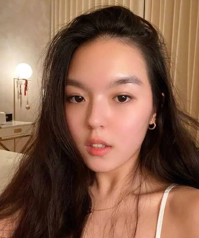 李咏女儿回国公开出道，网友直言：打哪来的回哪去 中国并不欢迎你